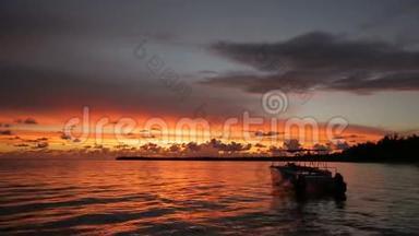 船在夕阳的余晖中触礁